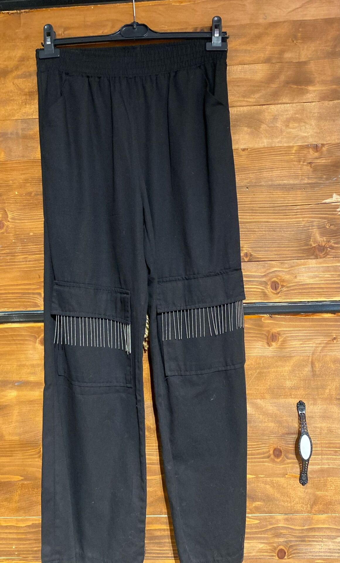siyah beli lastıkli diz kısmı metal püsküllü pantolon