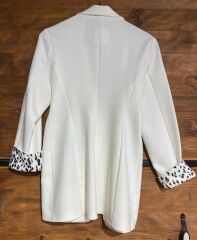 kolları leopar desenli beyaz ceket