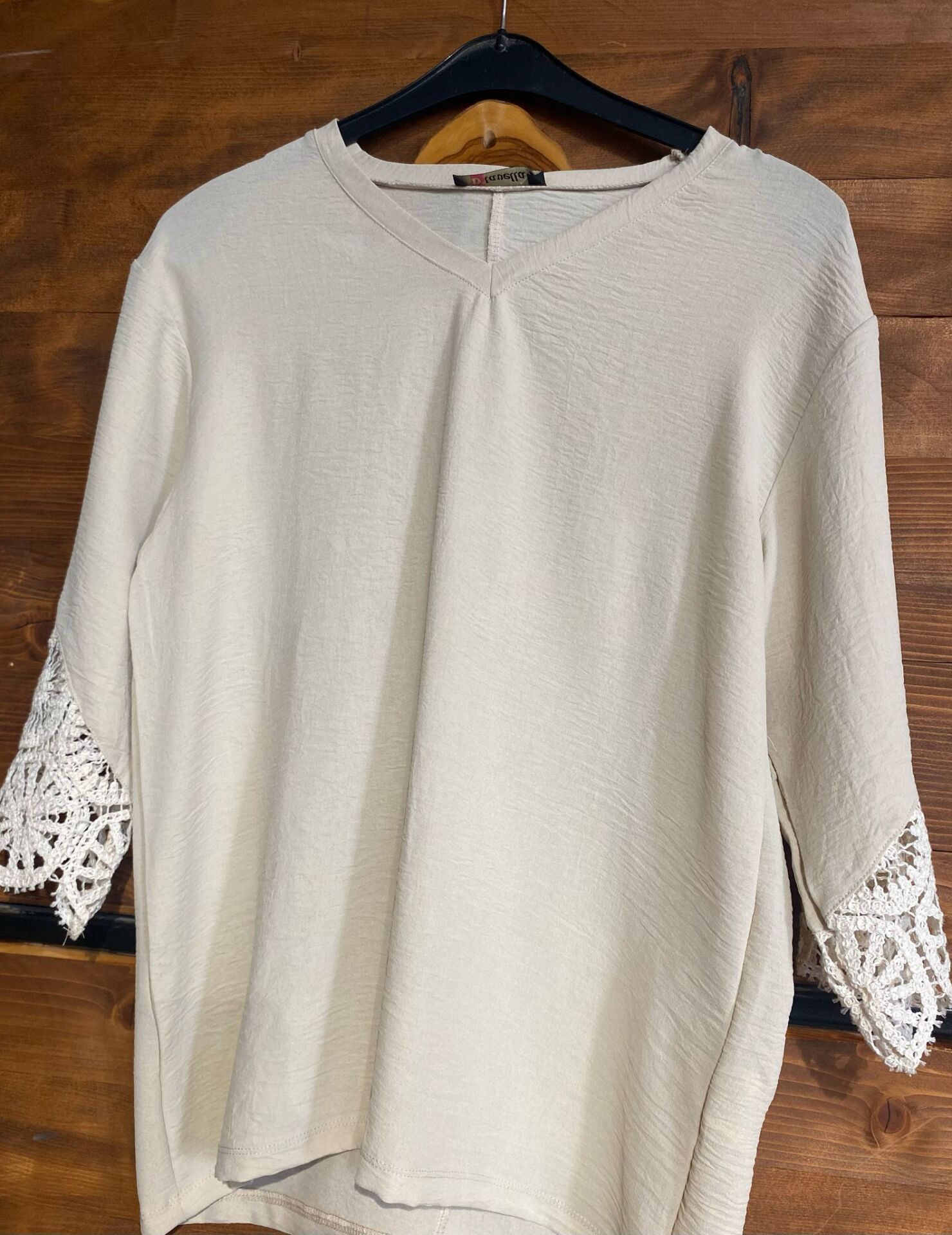 kolları dantel detaylı keten bluz